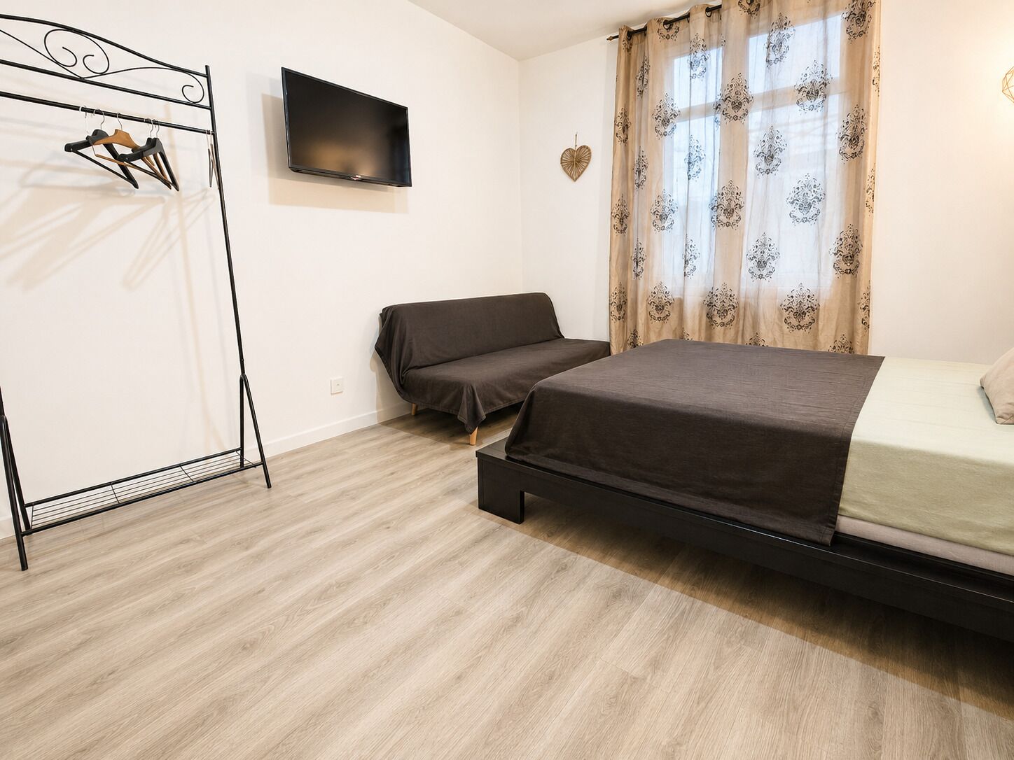 Een strijkplank/strijkijzer, reisbedje, gratis wifi, beddengoed