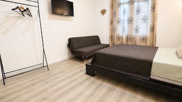 Een strijkplank/strijkijzer, reisbedje, gratis wifi, beddengoed