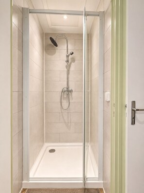 Hair dryer, towels, soap, shampoo - THE SPACIOUS Apartment for 8–10 People in the Heart of Blois (Blois)