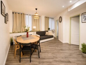Interior - THE SPACIOUS Apartment for 8–10 People in the Heart of Blois (Blois)