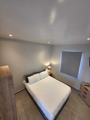 Room - Serene 2-bedroom corporate apartment with AC in Willemstad (Willemstad)