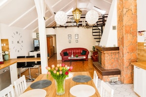 Ein modernes Interieur mit Essbereich, Küche und Wohnbereich.