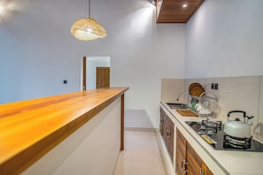 Vila, 2 quartos, sacada, vista para a piscina | Cozinha privada
