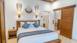 Une chambre à coucher avec un cadre de lit en bois, du linge de lit blanc et des appliques murales décoratives.