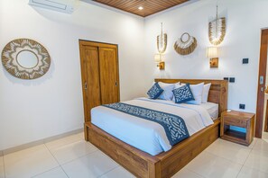 Un dormitorio moderno con una cama de madera, un adorno circular en la pared y dos lámparas de pared.