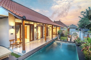 Vila, 2 quartos, sacada, vista para a piscina | Piscina | Piscina interna