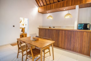 Vila, 2 quartos, sacada, vista para a piscina | Opções para refeição