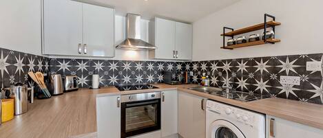 Coffee/tea maker, fridge, stovetop, toaster