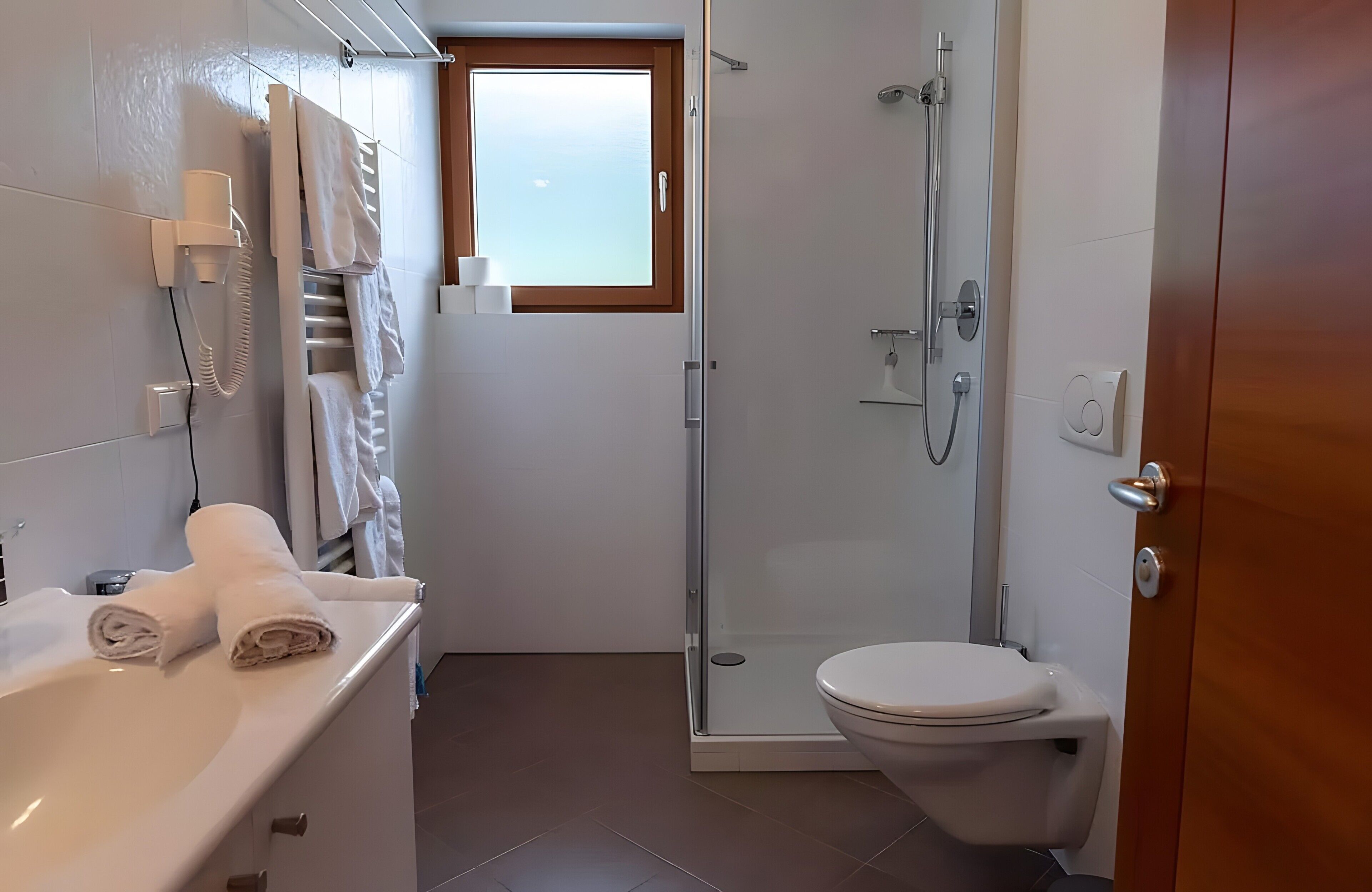 Dusche, Haartrockner, Handtücher