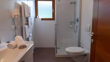 Dusche, Haartrockner, Handtücher