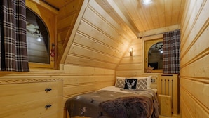 A wooden cabin bedroom with a bed, dresser, and a mirror. - Two-story Mountain-style House, Sauna, Jacuzzi (Poronin)