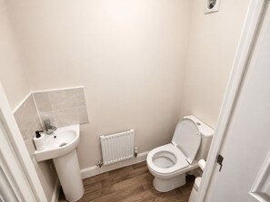 Dusche, Haartrockner, Handtücher, Toilettenpapier