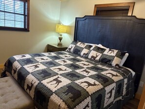 Room - Baby Bear Retreat | Hot Tub | Mountain Views | Pet Friendly | Sleeps 6 (Sevierville)