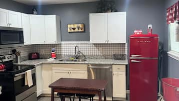 Coffee/tea maker, fridge, microwave, oven