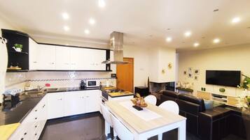 Coffee/tea maker, fridge, microwave, oven