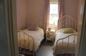 Room - Cottage Getaway walk to beach (Eastham)