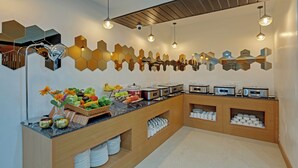 Una cucina moderna con un'area buffet, che offre frutta e verdura assortite, oltre a una selezione di elettrodomestici.
