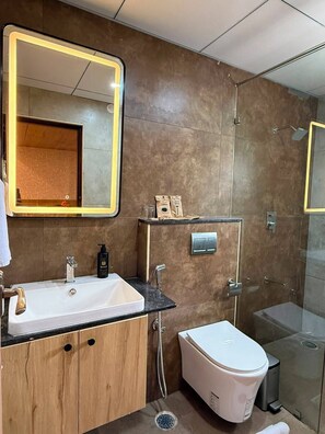 Dusche, kostenlose Toilettenartikel, Haartrockner, Handtücher