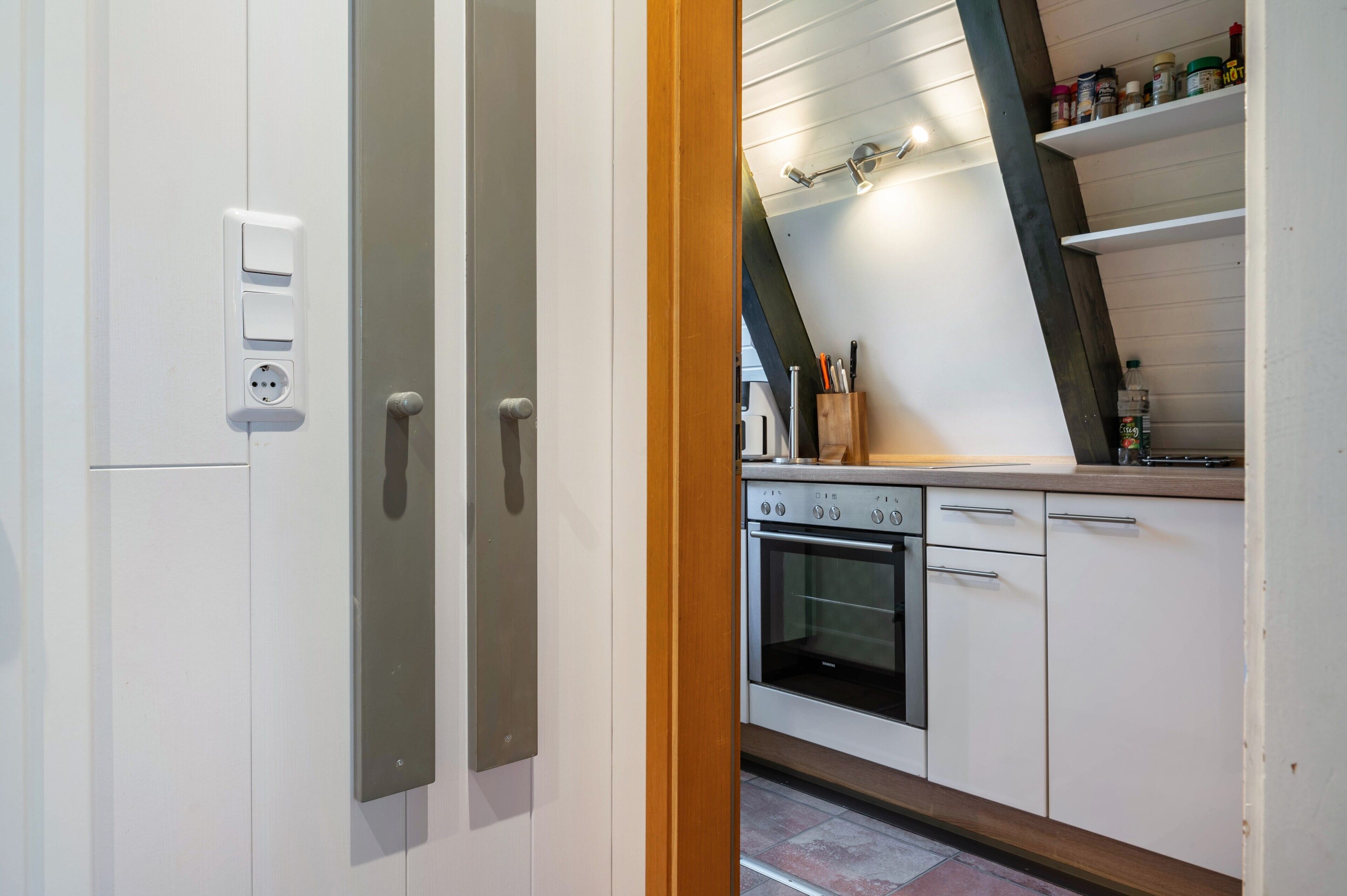 Wasserkocher mit Kaffee-/Teezubehör, Kühlschrank, Mikrowelle, Ofen