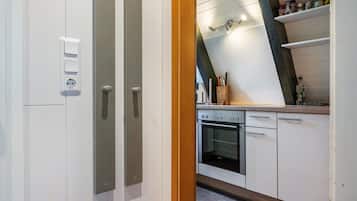 Wasserkocher mit Kaffee-/Teezubehör, Kühlschrank, Mikrowelle, Ofen