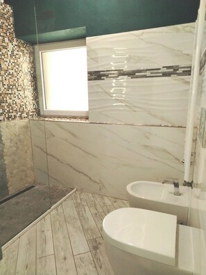 A bathroom with a shower, a toilet, and a sink. - Double Room with Private Bathroom (Venezia)