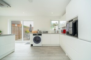 Kühlschrank, Mikrowelle, Ofen, Geschirrspüler