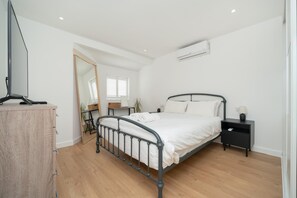 3 bedrooms, iron/ironing board, WiFi (free), bed sheets