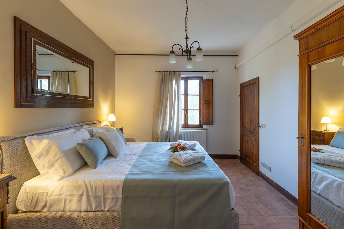 5 bedrooms, iron/ironing board, WiFi, bed sheets