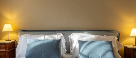 5 bedrooms, iron/ironing board, WiFi, bed sheets