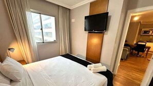Family Apartment, 2 Bedrooms | Meja, ruang kerja komputer riba, Wi-fi percuma 