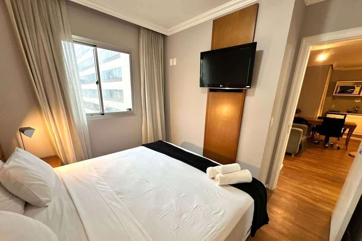 Family Apartment, 2 Bedrooms | Meja, ruang kerja komputer riba, Wi-fi percuma 