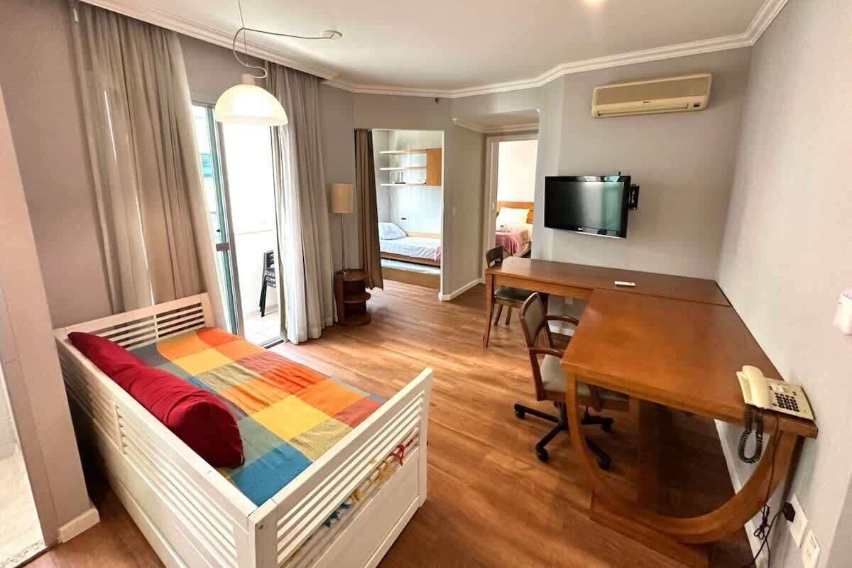 Family Apartment, City View | Meja, ruang kerja komputer riba, Wi-fi percuma 