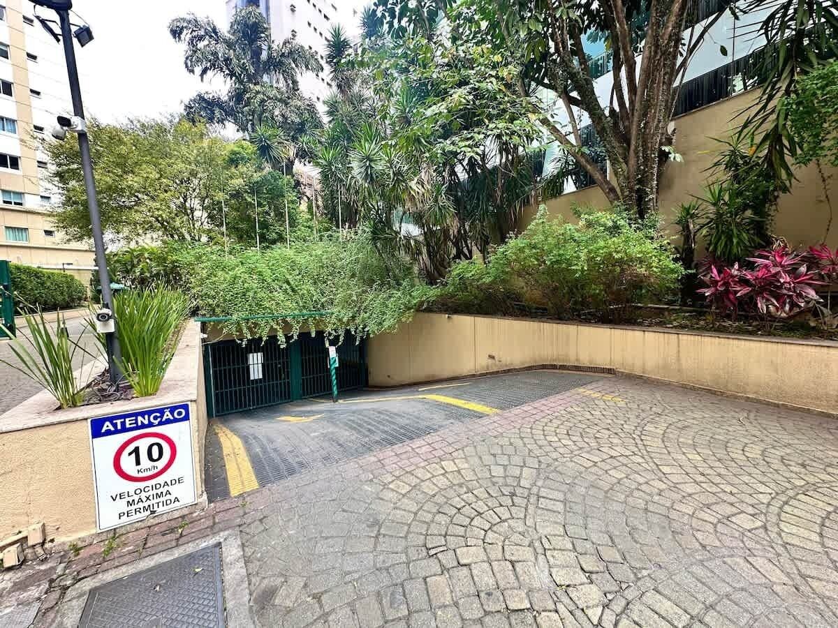 Ein gepflasterter Eingangsbereich mit einem Schild, das eine Geschwindigkeitsbegrenzung von 10 km/h anzeigt.