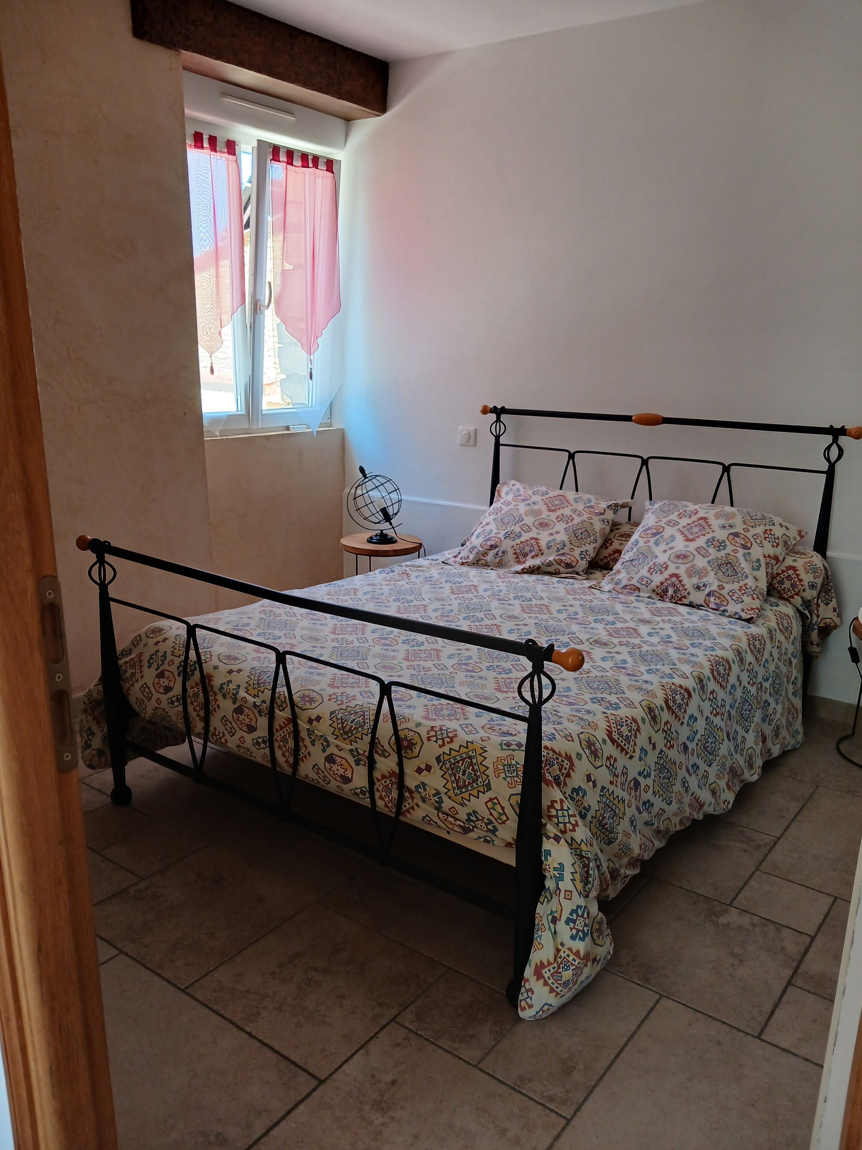 3 bedrooms, desk, iron/ironing board, travel crib
