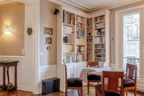 Dining - COMBINATION OF PARISIAN ARCHITECTURE WITH MODERN COMFORT - RUE DE RENNES (Paris)