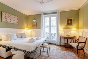 Room - COMBINATION OF PARISIAN ARCHITECTURE WITH MODERN COMFORT - RUE DE RENNES (Paris)