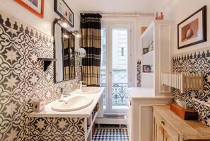 Bathroom - COMBINATION OF PARISIAN ARCHITECTURE WITH MODERN COMFORT - RUE DE RENNES (Paris)