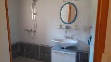 Douche, sèche-cheveux, serviettes fournies