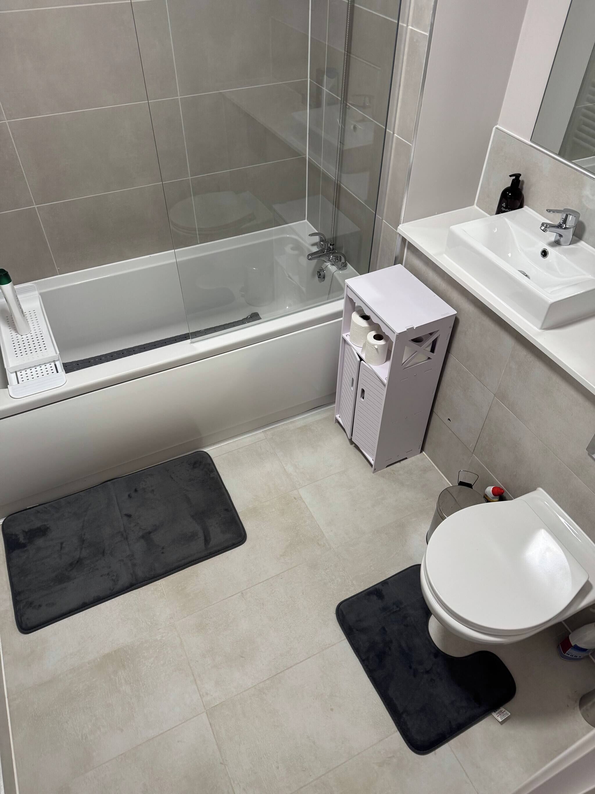 Un baño moderno con bañera, inodoro y lavamanos.