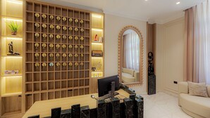 Una moderna recepción con un ordenador, un espejo grande y una pared de placas circulares.