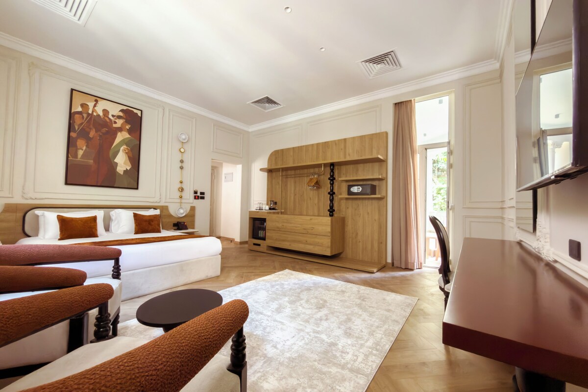 Deluxe Room | In-room safe, iron/ironing board (on request), WiFi (free)