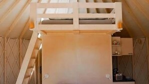 Un letto a castello con struttura in legno e ripiano inferiore.