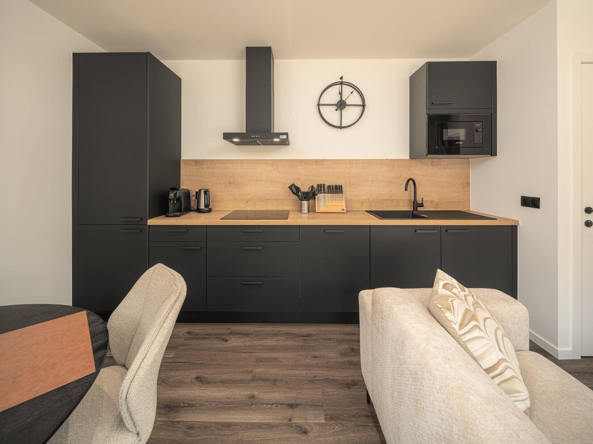 Coffee/tea maker, fridge, microwave, oven
