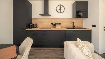 Coffee/tea maker, fridge, microwave, oven