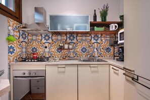Kühlschrank, Mikrowelle, Geschirrspüler, Eiswürfelbereiter