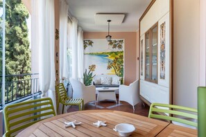 Interior - A spacious and bright apartment of approximately 70 sqm, perfect for 4 people, located on the first lower-ground floor of a building with an elevator (not suitable for wheelchair users).The property is situated in Taormina - one of Sicily's gems - in an  (Taormina)