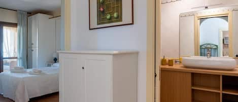 2 chambres, fer et planche à repasser