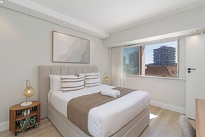 1 chambre, coffre-fort, fer et planche à repasser