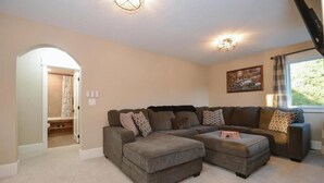 Smart TV, fireplace, DVD player, books - 4 BR beach house with Swim Spa, Steam Shower & 42 ft playroom. Sleeps 9 (Maple Lake)