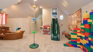 Children’s area - 4 BR beach house with Swim Spa, Steam Shower & 42 ft playroom. Sleeps 9 (Maple Lake)